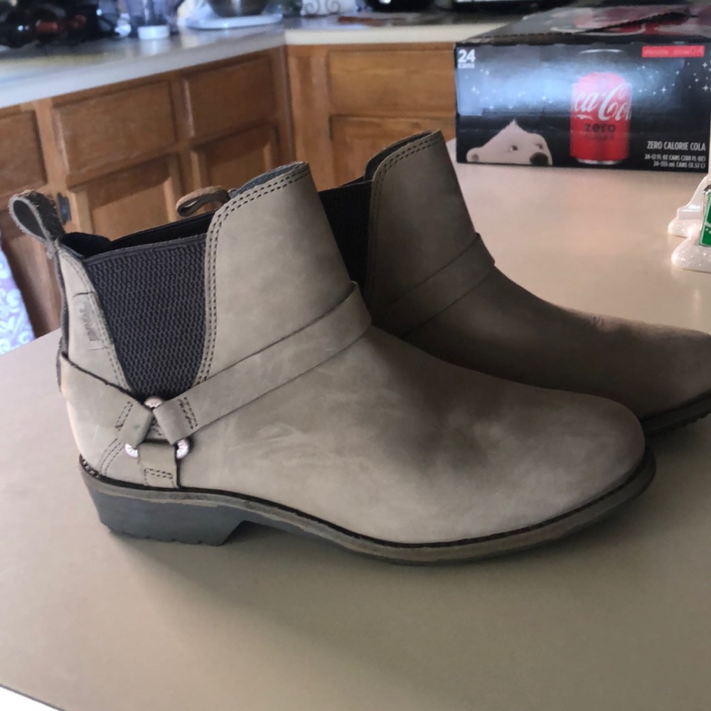 Size 6 Teva women’s waterproof leather boots